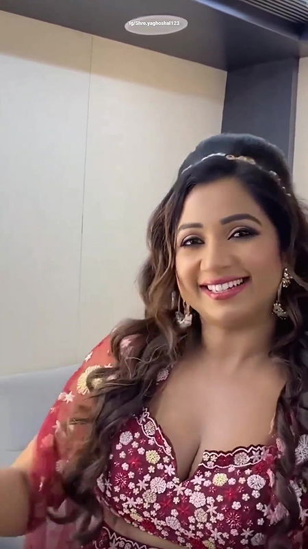 Shreya Ghosal cleavage