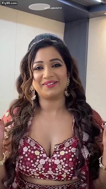 Shreya Ghosal cleavage