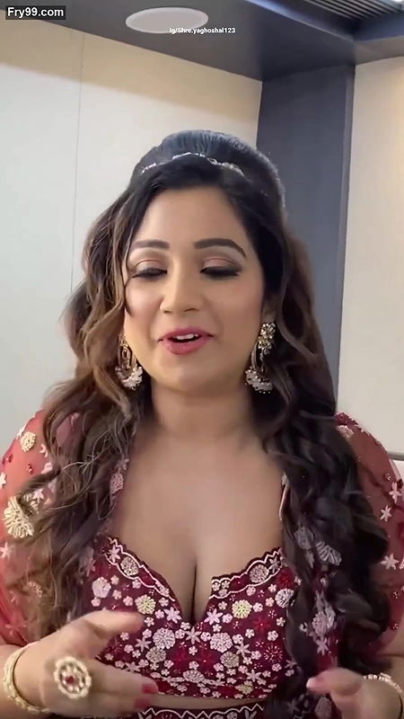 Shreya Ghosal cleavage