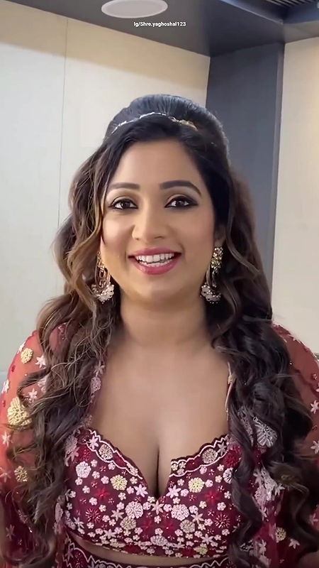 Shreya Ghosal cleavage