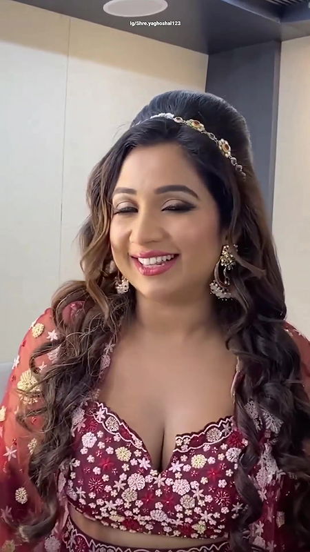 Shreya Ghosal cleavage