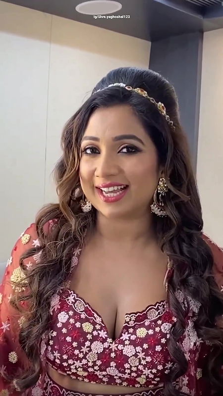 Shreya Ghosal cleavage