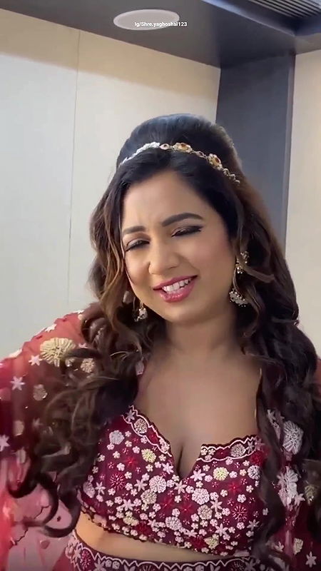 Shreya Ghosal cleavage