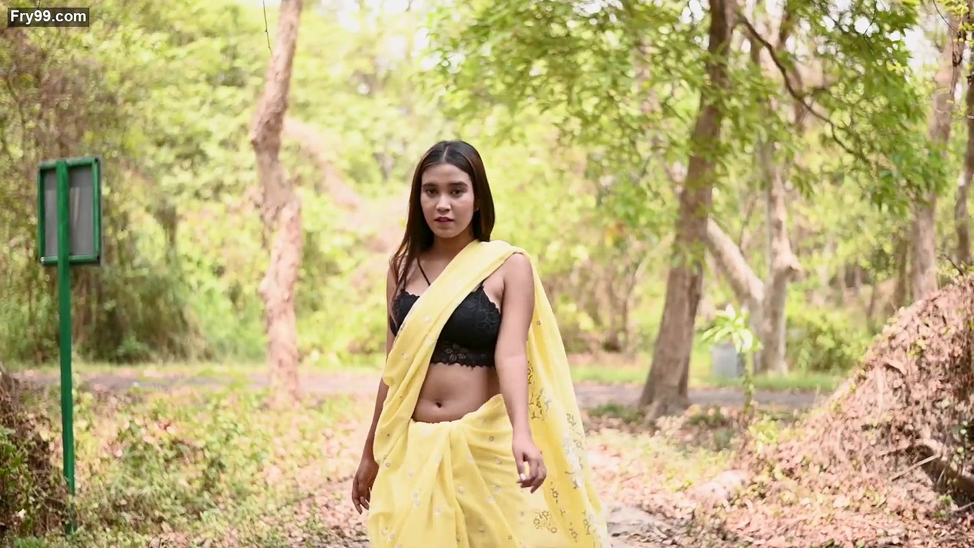 Ashiya ~ Outdoor Bold Saree Shoot ~ Foto Nest