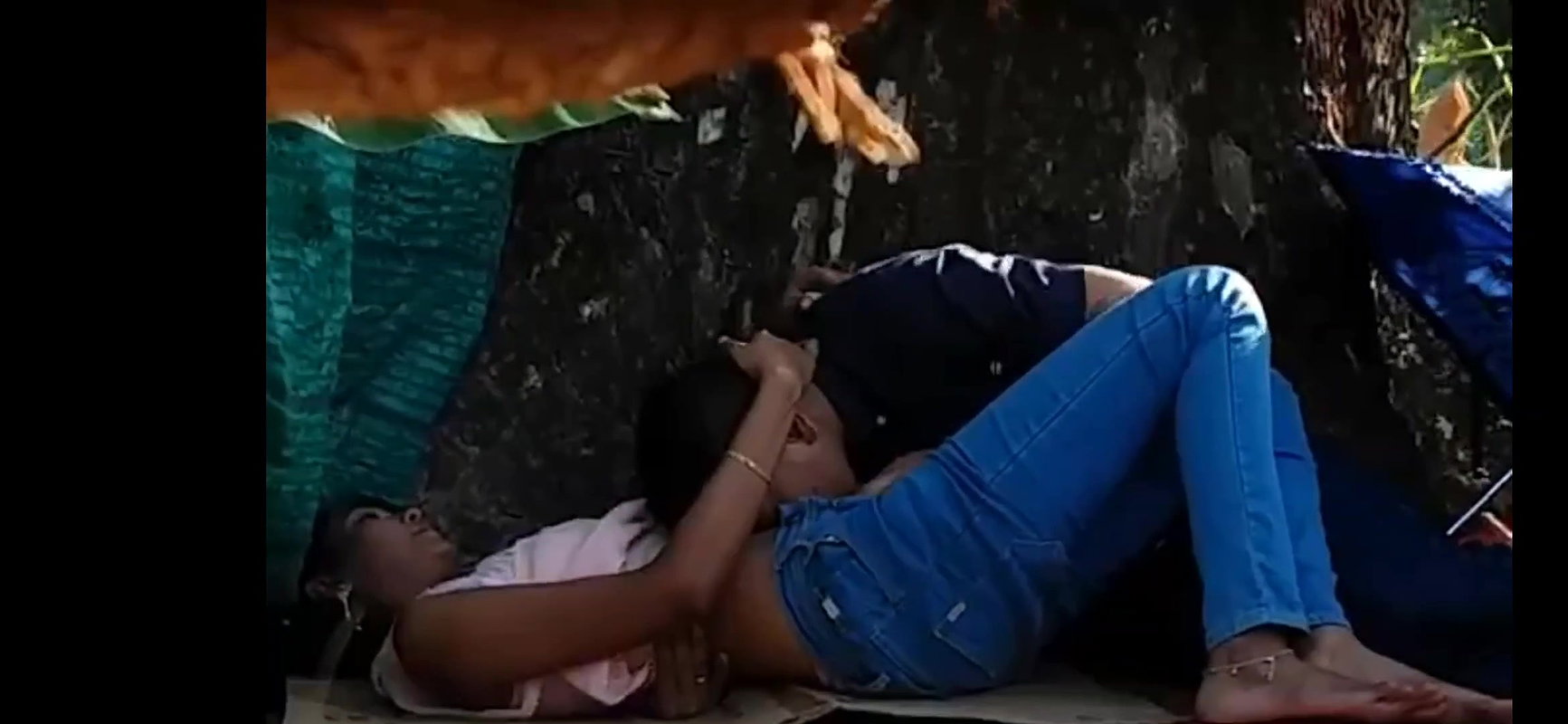 Boy removed gf panty and fingered her pussy