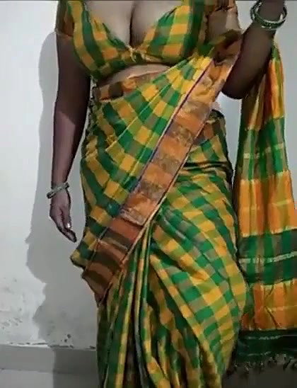 South Bhabhi Showing Her Boobs