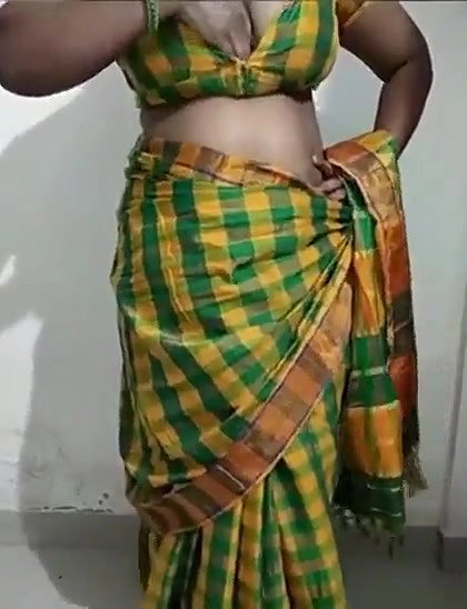 South Bhabhi Showing Her Boobs