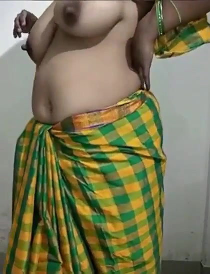 South Bhabhi Showing Her Boobs