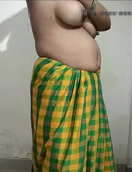 South Bhabhi Showing Her Boobs