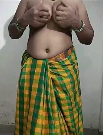 South Bhabhi Showing Her Boobs