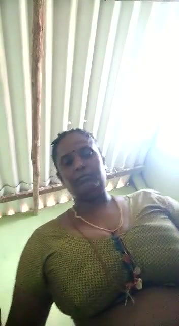 Bhabhi Shows her Boobs