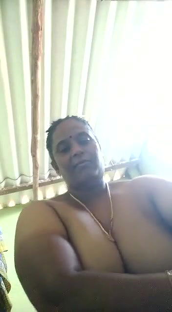 Bhabhi Shows her Boobs