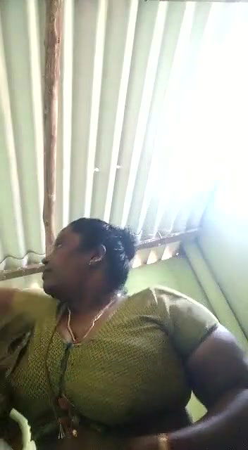 Bhabhi Shows her Boobs