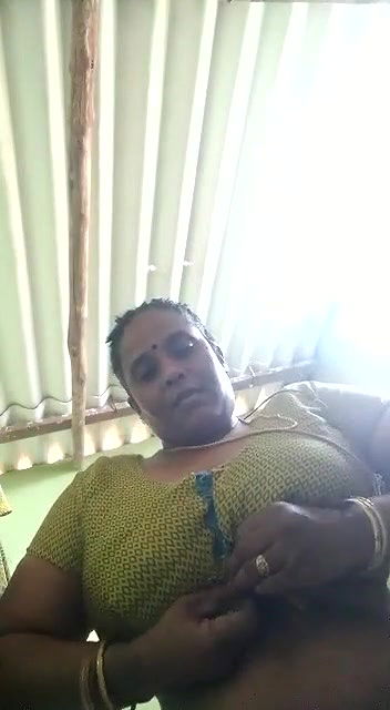 Bhabhi Shows her Boobs