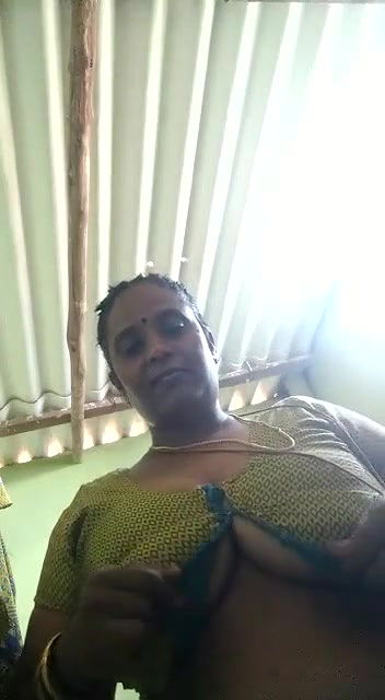 Bhabhi Shows her Boobs