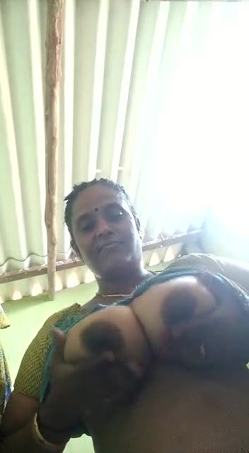 Bhabhi Shows her Boobs