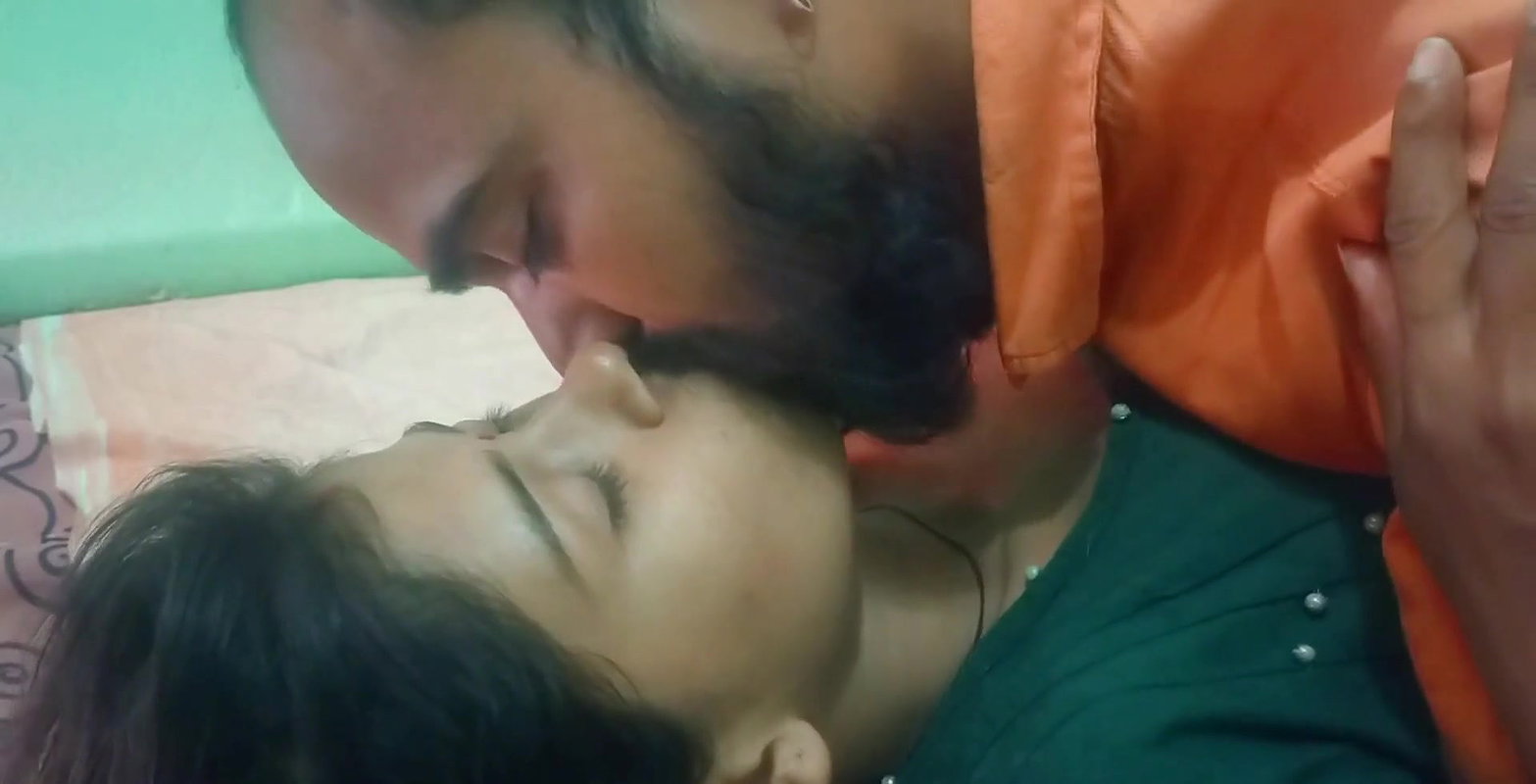 Romantic hot kissing sex sauteli bahan ke sath Indian desi sex