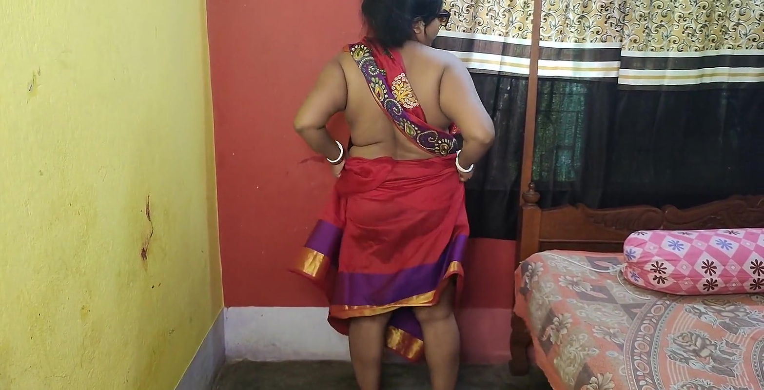 Indian sizzling mom showing her juicy pussy in red sharee
