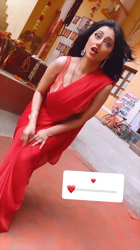 Reema Wora Sexy Navel in red Saree
