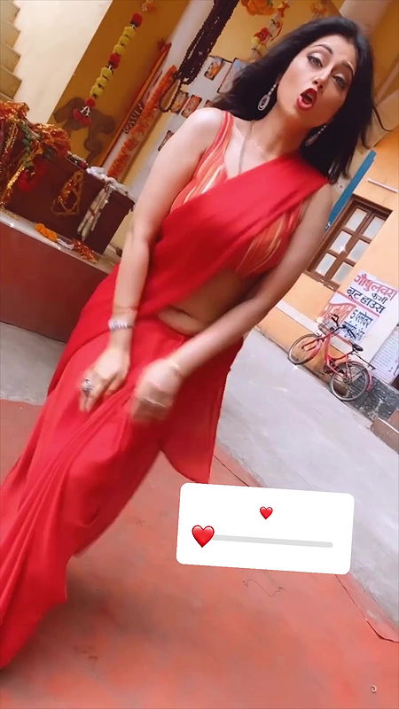 Reema Wora Sexy Navel in red Saree