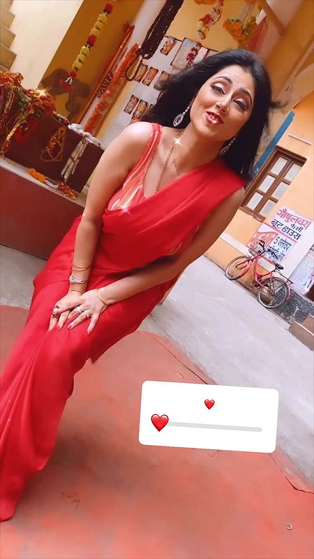 Reema Wora Sexy Navel in red Saree