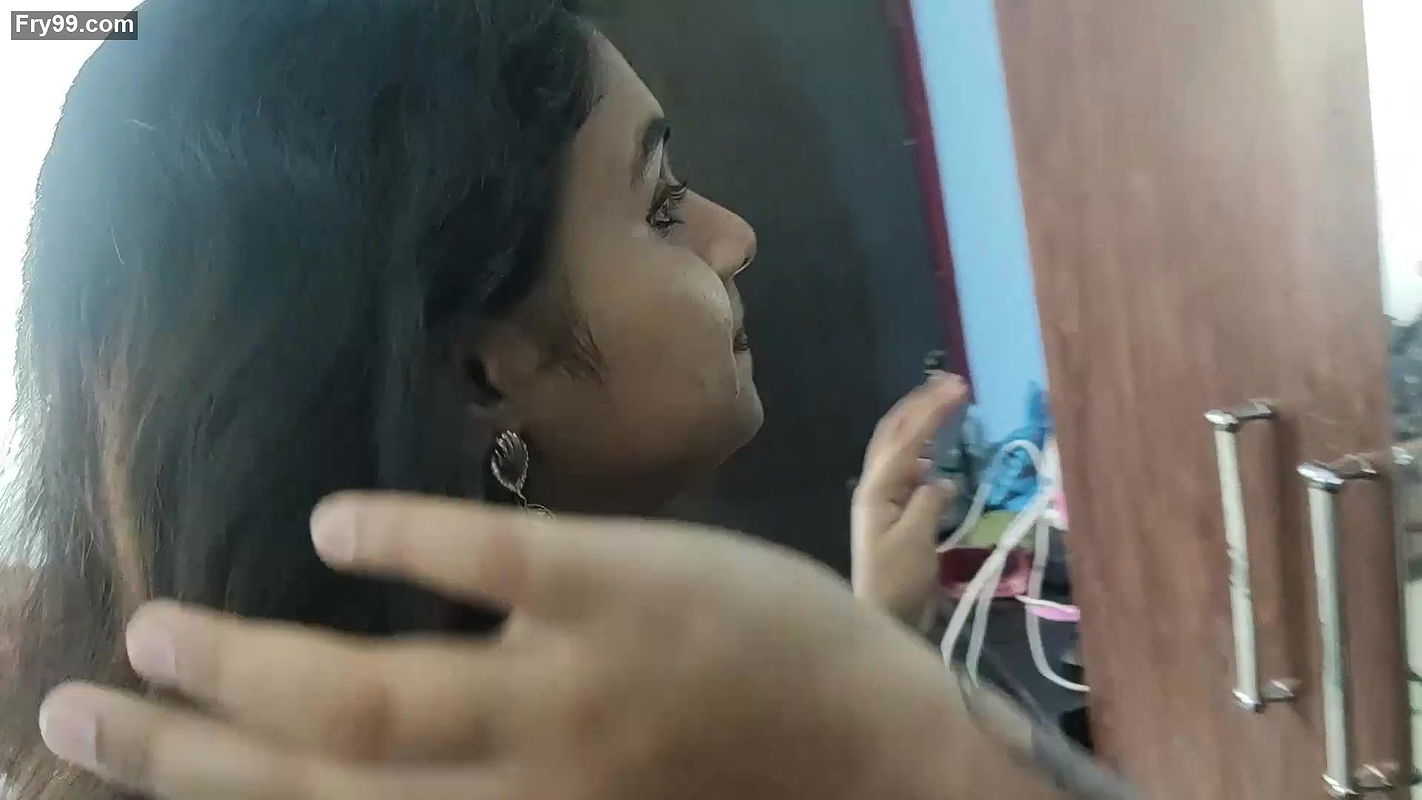 Vaishnavi – Navel Romance With Cleavage Lick