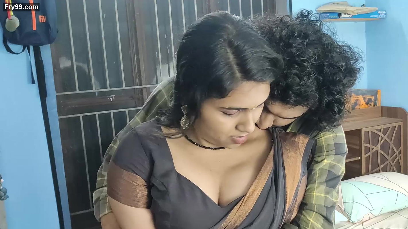Vaishnavi – Navel Romance With Cleavage Lick