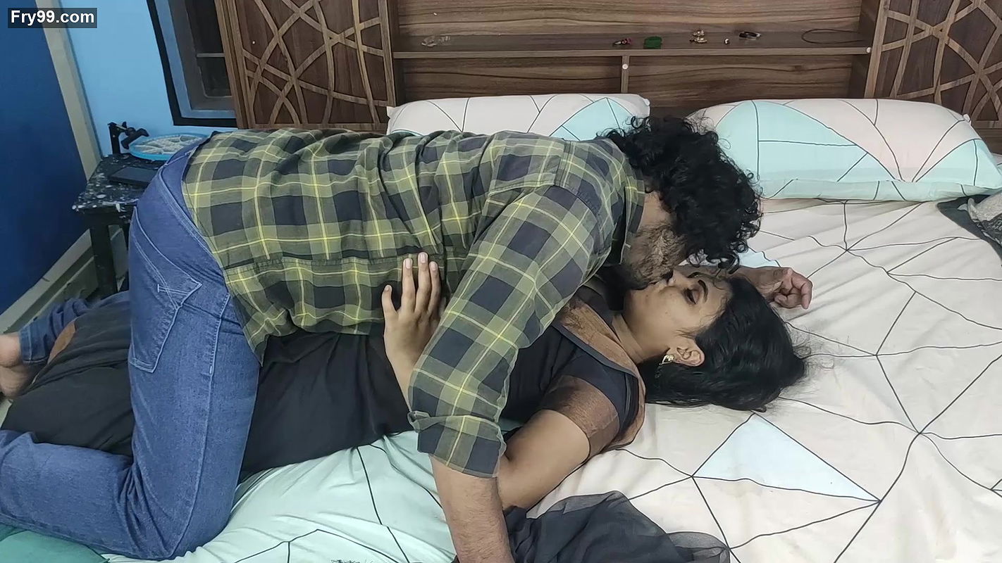 Vaishnavi – Navel Romance With Cleavage Lick