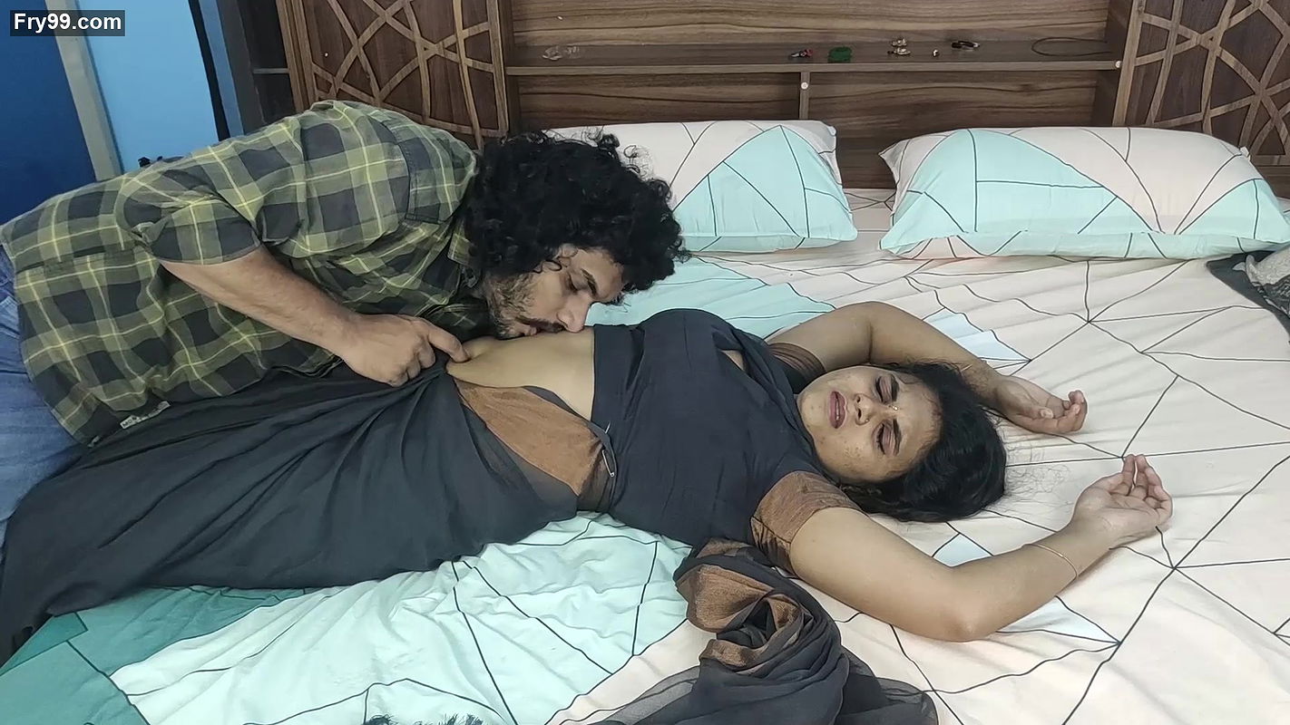 Vaishnavi – Navel Romance With Cleavage Lick