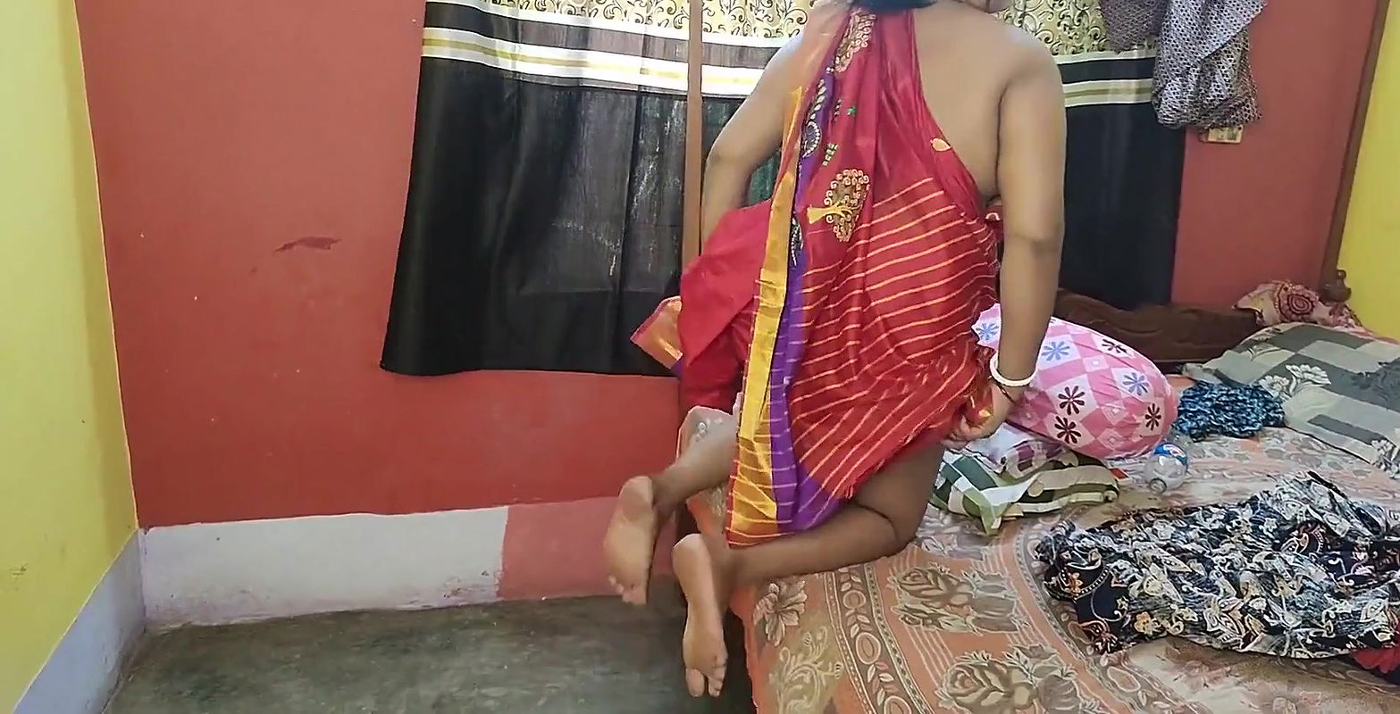 Bengali showing her juicy asshole and twerking herself in her bedroom