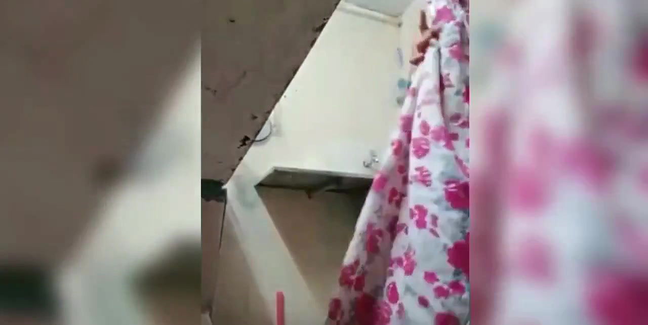 Village bhabhi nasheele bathein saree dropping boobs showing in kitchen