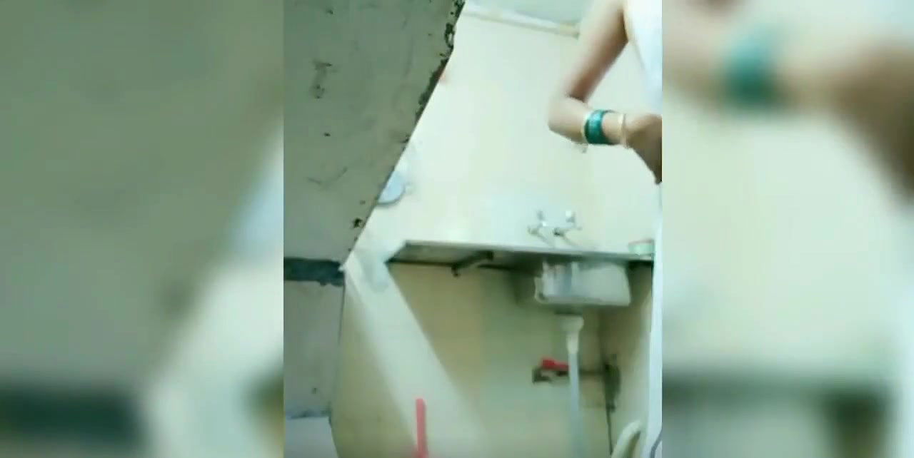 Village bhabhi nasheele bathein saree dropping boobs showing in kitchen