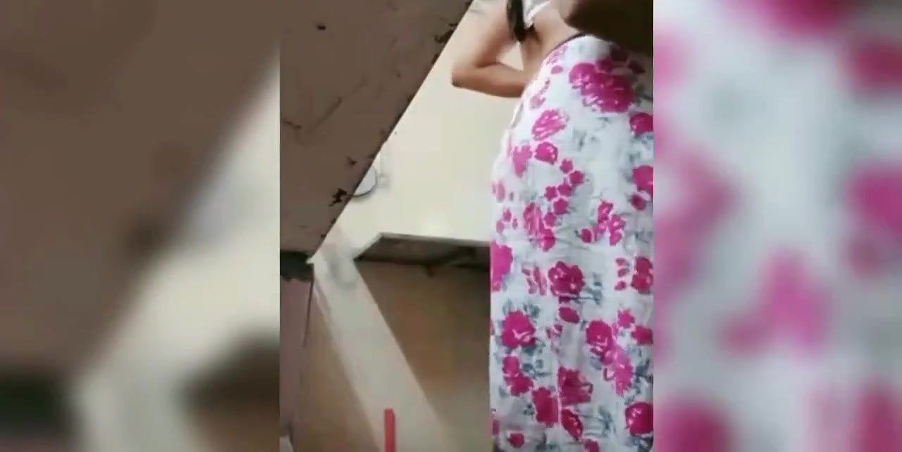 Village bhabhi nasheele bathein saree dropping boobs showing in kitchen