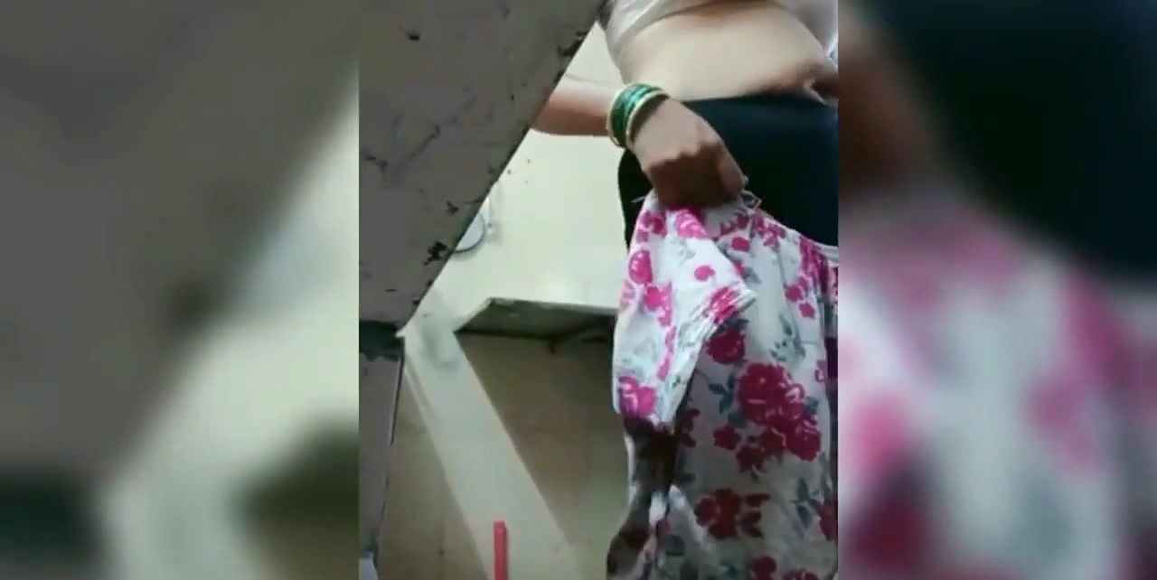 Village bhabhi nasheele bathein saree dropping boobs showing in kitchen