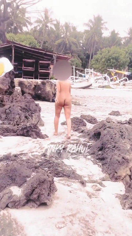 Desi daring wife walking nudes in river