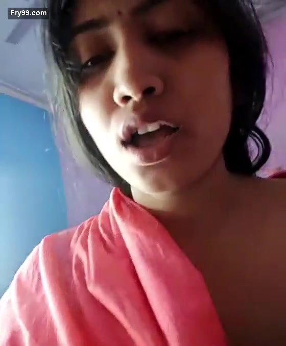 Desi Bhabhi Shows Boobs
