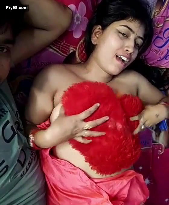 Desi Bhabhi Shows Boobs