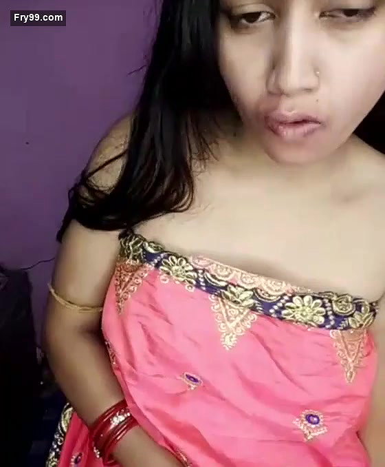 Desi Bhabhi Shows Boobs