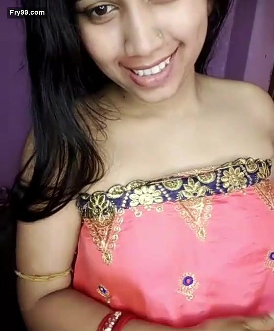 Desi Bhabhi Shows Boobs
