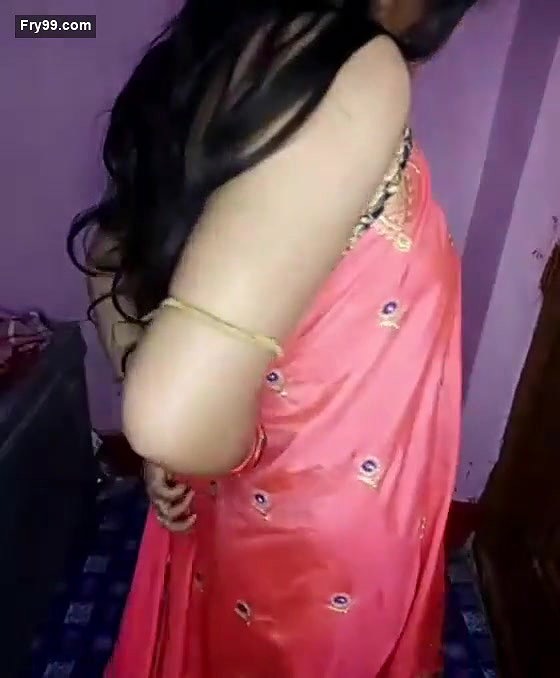 Desi Bhabhi Shows Boobs