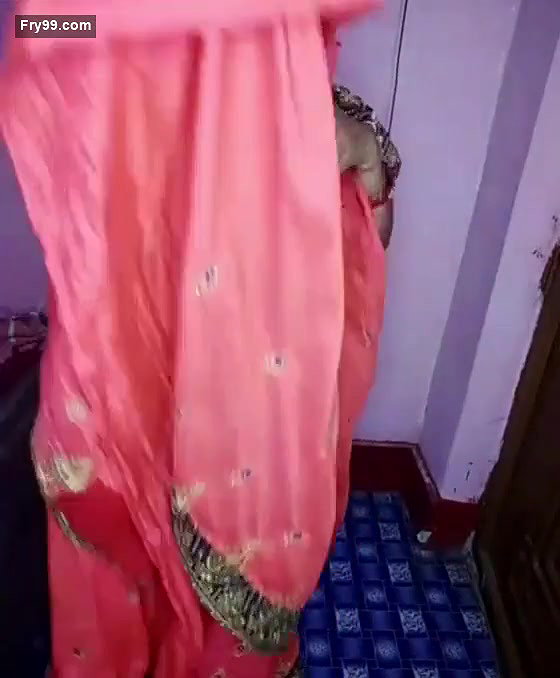 Desi Bhabhi Shows Boobs