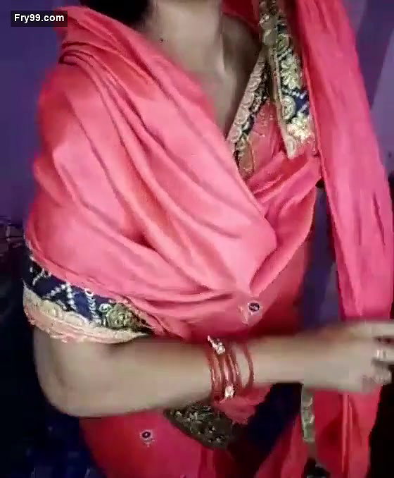 Desi Bhabhi Shows Boobs