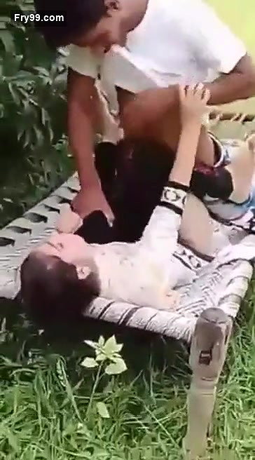 Khet me jabarjast thukaii