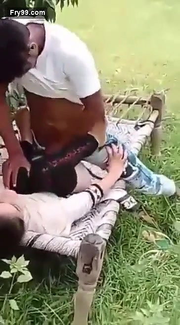 Khet me jabarjast thukaii