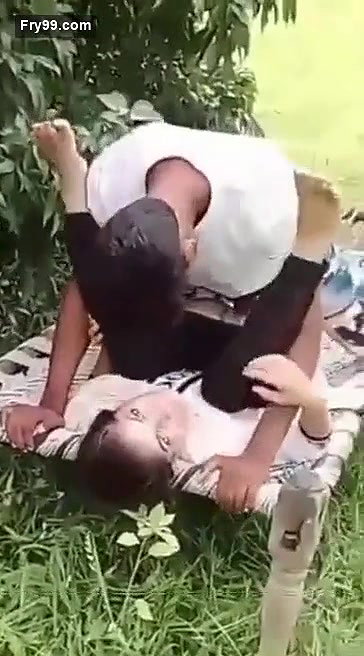 Khet me jabarjast thukaii