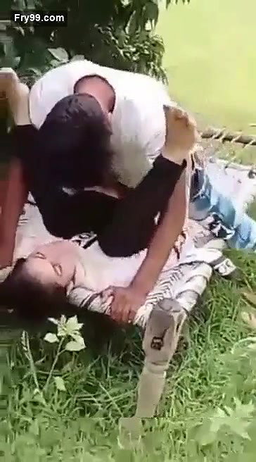 Khet me jabarjast thukaii