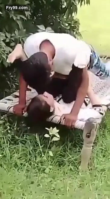 Khet me jabarjast thukaii