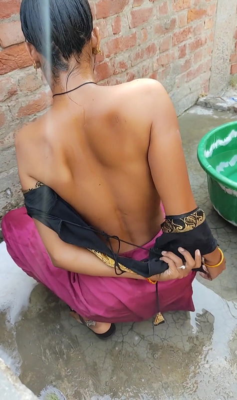 Indian Teen 18 Village Desi Girl Outdoor Bath Hindi Audio Hot Sex