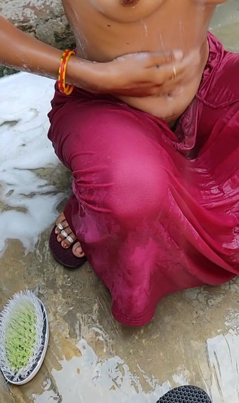 Indian Teen 18 Village Desi Girl Outdoor Bath Hindi Audio Hot Sex