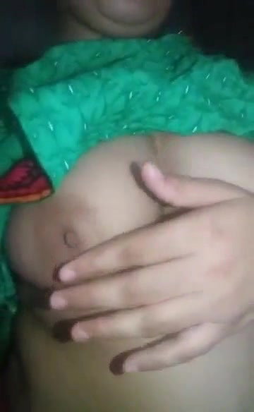 Desi bhabhi showing boobs